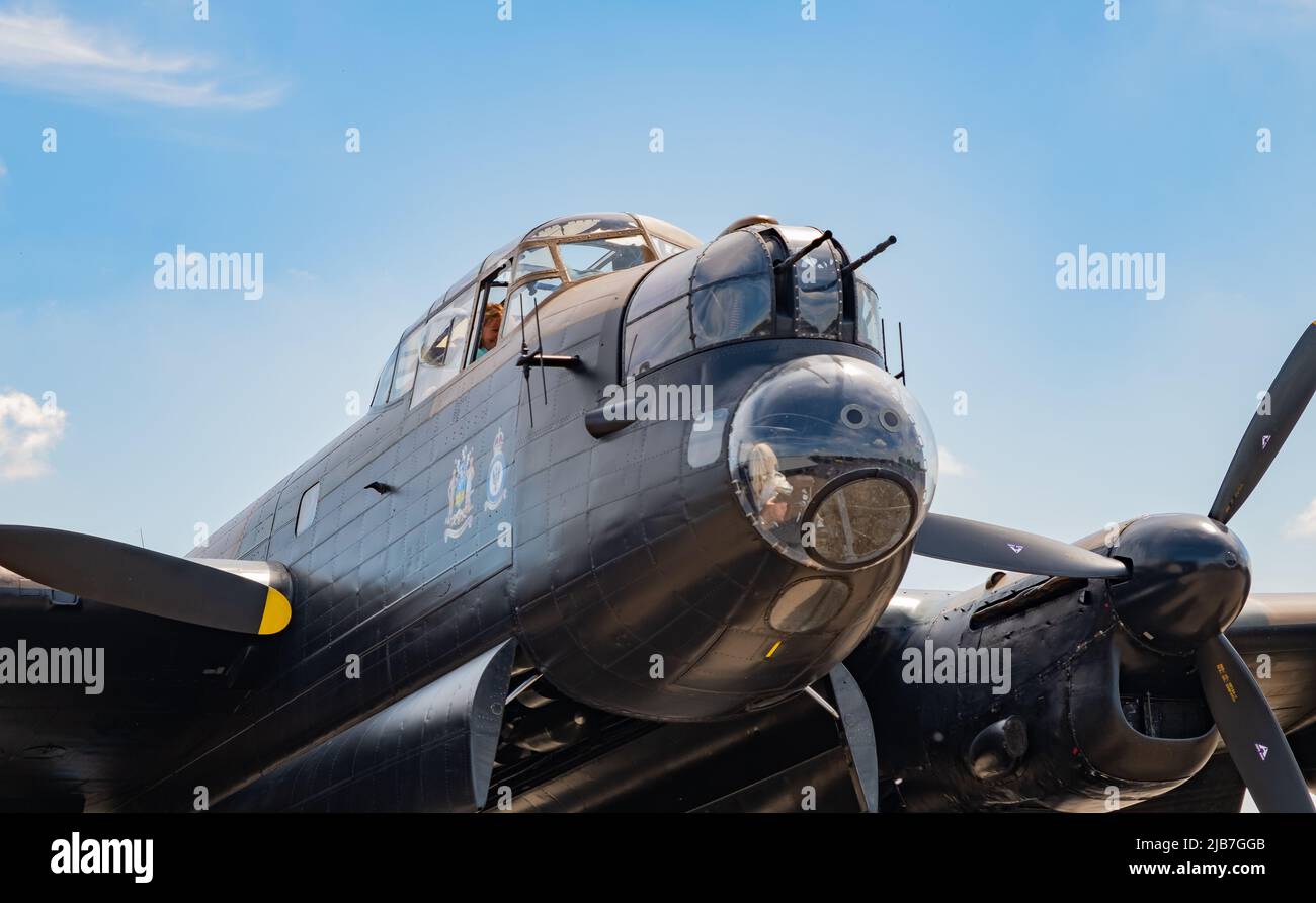 East Kirkby, Lincolnshire, Royaume-Uni – 02 juin 2022. L'Avro Lancaster Bomber NX611 en exposition publique au salon militaire annuel Banque D'Images