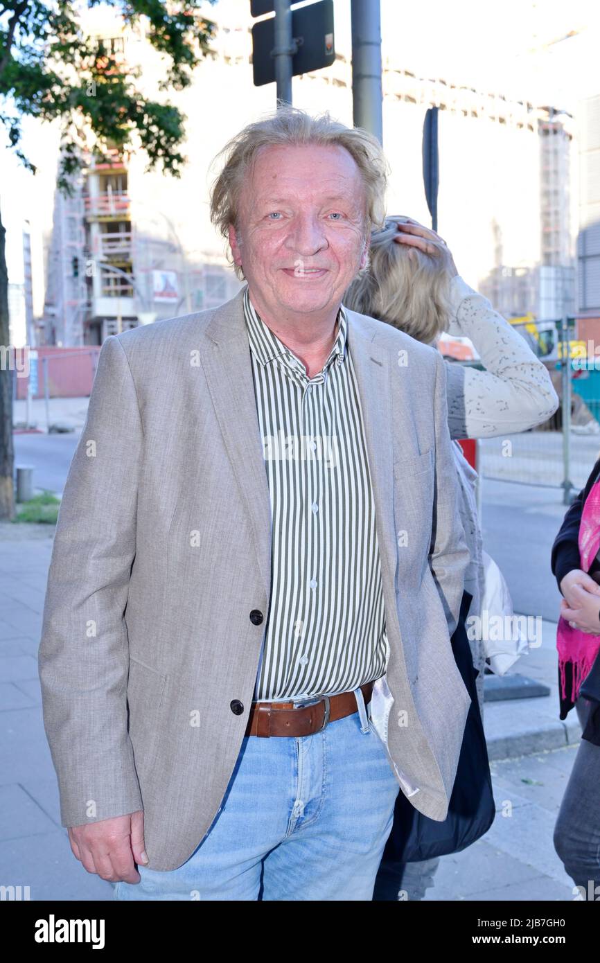 Bernd Roloff BEI der Vernissage zu der Ausstellung Kiezromantik und ...