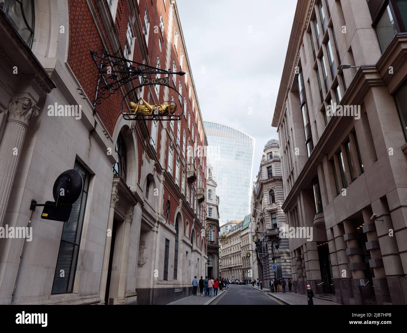 Lombard Street vers le jardin du ciel. Le Grasshopper est le signe de famille du marchand et financer Thomas Gresham. Ville de Londres. Banque D'Images