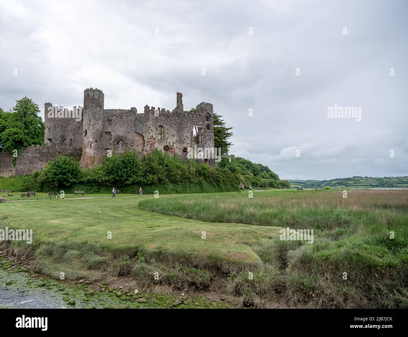 Château de Laugharne (Castell Talacharn), Laugharne pays de Galles. Situé sur l'estuaire de la rivière Tâf. Est. 1116 et reconstruit comme un bastion normand 16th C Banque D'Images