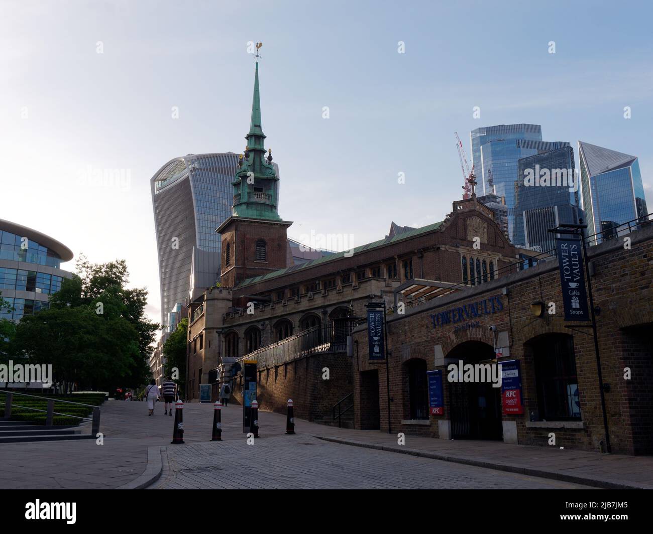 Londres, Grand Londres, Angleterre, 21 mai 2022 : tous les hilaws près de l'église de la Tour à côté des Vaults de Tpwer avec le Skyscraper de jardin derrière. Banque D'Images