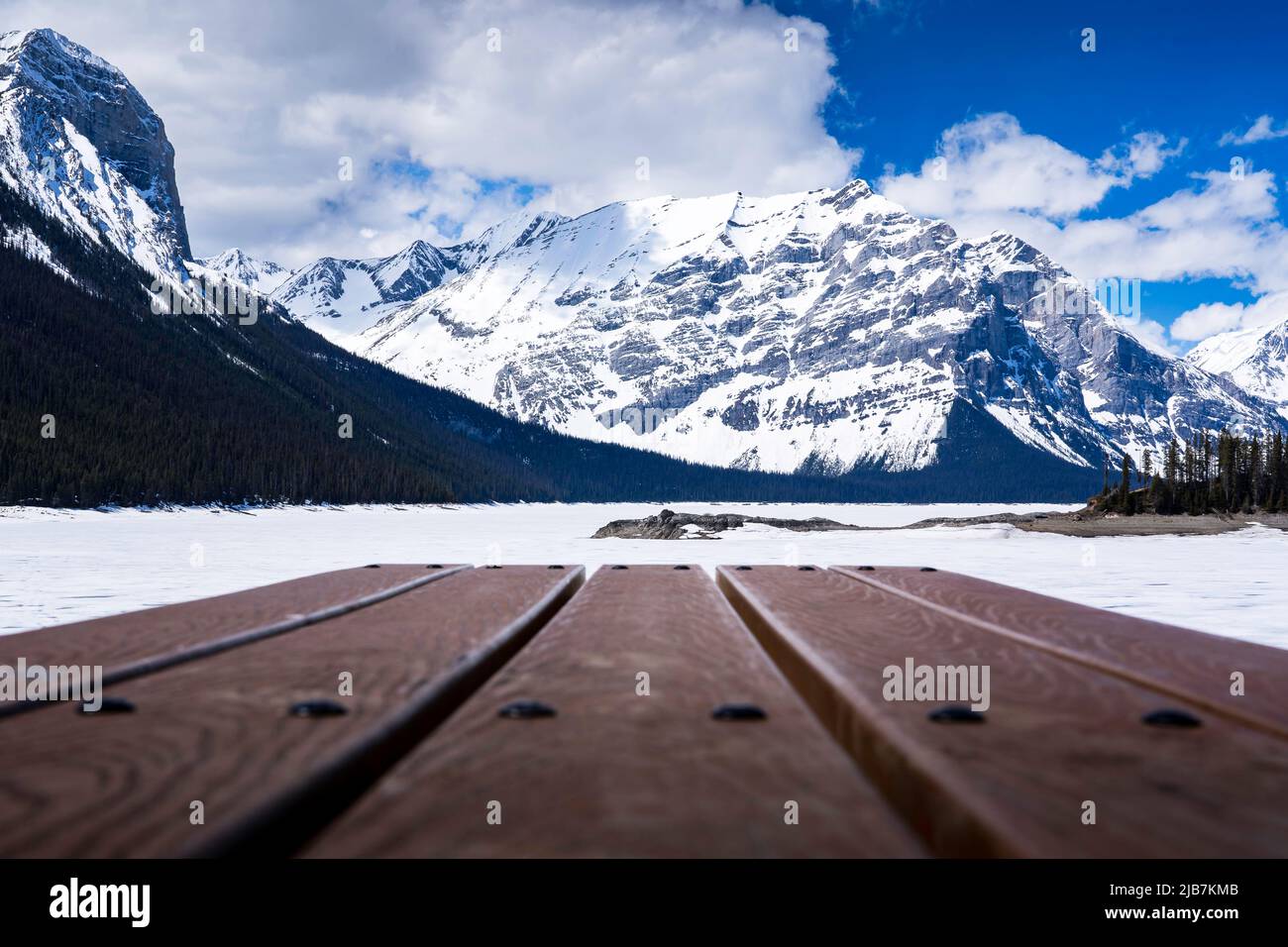 Une table de pique-nique sans personne donnant sur une vallée de montagne dans les Rocheuses canadiennes à une destination touristique populaire dans le parc provincial Kananaskis peut Banque D'Images