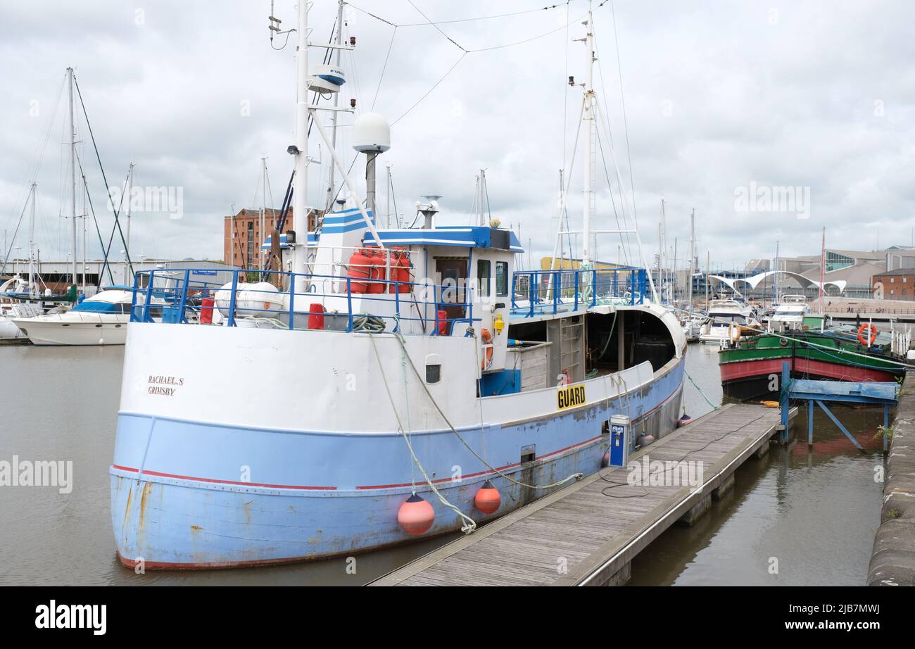 Hull, Yorkshire de l'est, Royaume-Uni, 21 mai 2022, vue sur la marina de Hull avec une collection de bateaux vibrants et la nouvelle passerelle Murdoch's Connection Banque D'Images