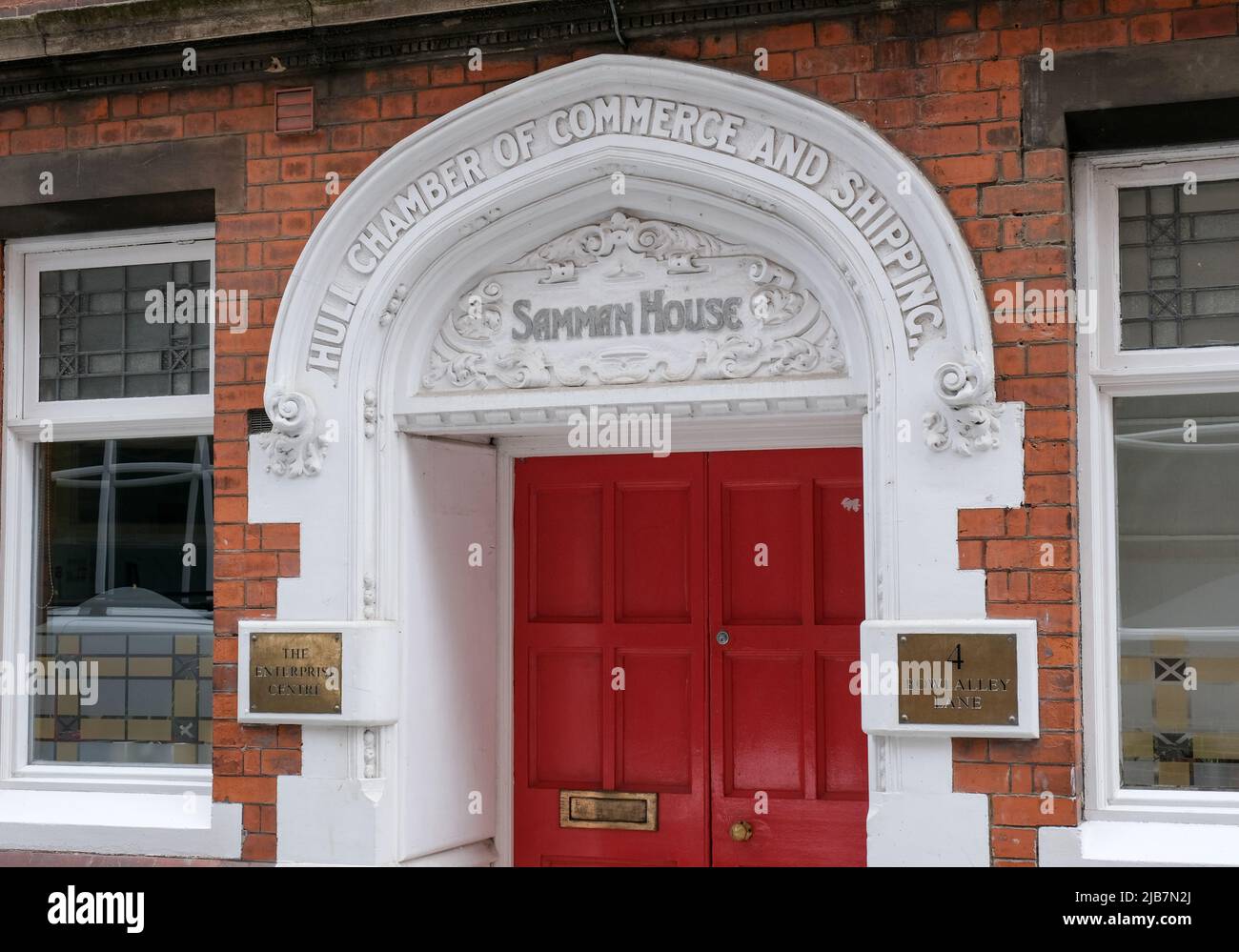 Hull, Yorkshire de l'est, Royaume-Uni, 21 mai 2022 une imposante porte rouge et une grande inscription annonçant la Chambre de commerce et d'expédition dans la vieille ville de Hull. Banque D'Images