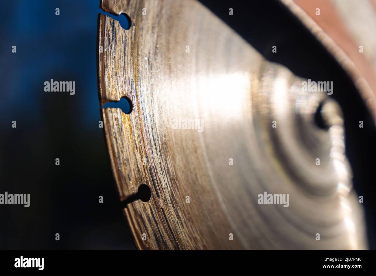 gros plan d'une scie avec un disque pour couper le béton et les dalles de pavage Banque D'Images