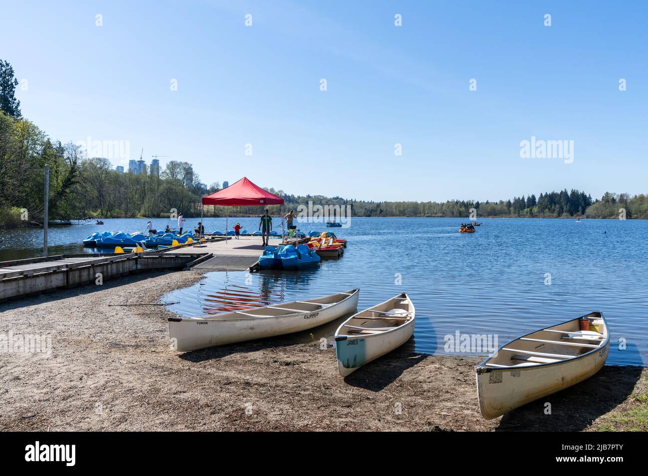 Burnaby, C.-B., Canada - 18 avril 2021 : leçons de canoë et location de bateaux au bord du lac Deer. Banque D'Images