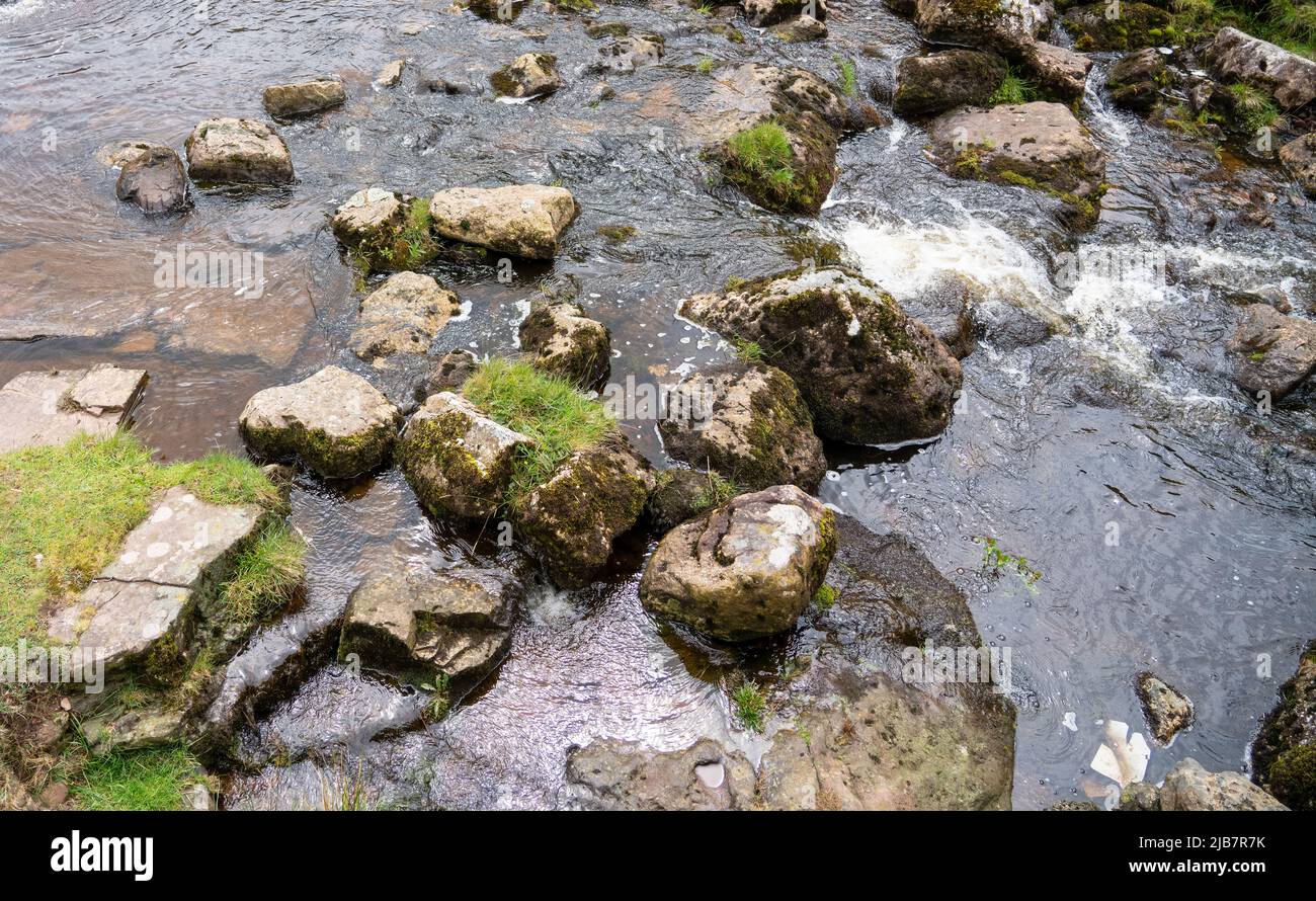 Les eaux de ruissellement s'écoulent sur des rochers et des rochers dans un col de montagne dans les Brecon Beacons, au sud du pays de Galles. Banque D'Images