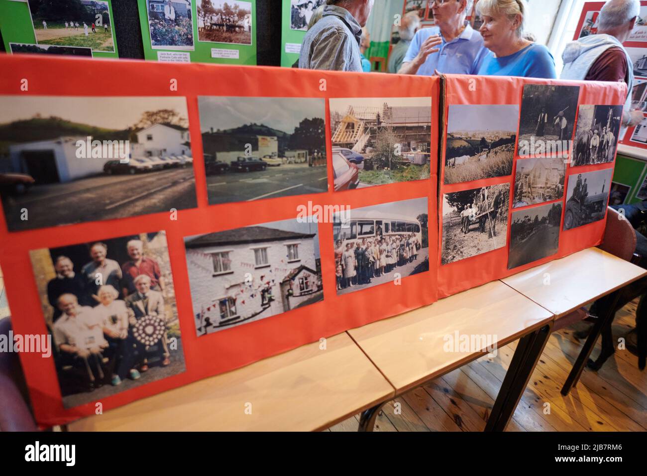 Des centaines d'images sont présentées dans le Village Hall, couvrant l'histoire entière du petit South Devon Village, dans le cadre des célébrations du Jubilé de platine. Crédit : nouvelles en direct de will Tudor/Alamy Banque D'Images