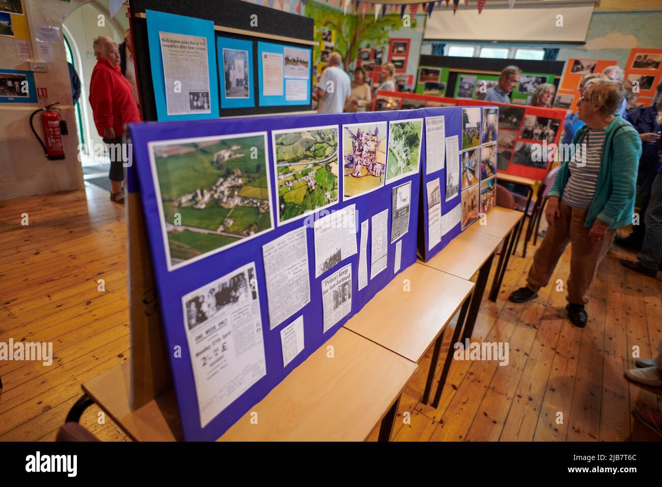 Les résidents des environs de tous âges voient des centaines d'images sont mises en exposition dans le Village Hall, couvrant l'histoire entière du petit village de South Devon, dans le cadre des célébrations du Jubilé de platine. Crédit : nouvelles en direct de will Tudor/Alamy Banque D'Images