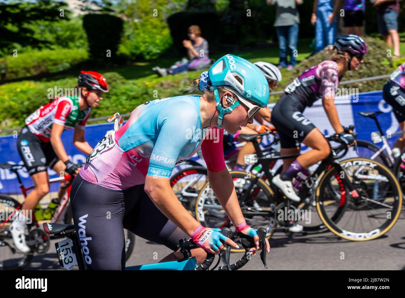 Avril Tacey cycliste de l'équipe le Col Wahoo à la course cycliste RideLondon Classique, étape 1, à Maldon, Essex, Royaume-Uni. Cyclistes grimpant sur Market Hill Banque D'Images Avril Tacey cycliste de l'équipe le Col Wahoo à la course cycliste RideLondon Classique, étape 1, à Maldon, Essex, Royaume-Uni. Cyclistes grimpant sur Market Hill Banque D'Images