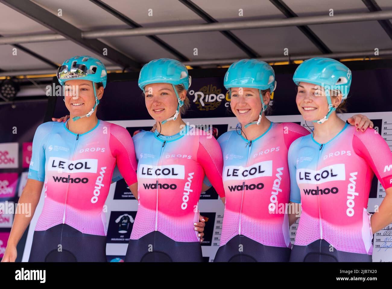 Jesse Vandenbulcke, Maike van der Duin, Marjolein van 't Geloof, avril Tacey cyclistes de l'équipe du Col Wahoo à la course cycliste RideLondon Classique Banque D'Images Jesse Vandenbulcke, Maike van der Duin, Marjolein van 't Geloof, avril Tacey cyclistes de l'équipe du Col Wahoo à la course cycliste RideLondon Classique Banque D'Images