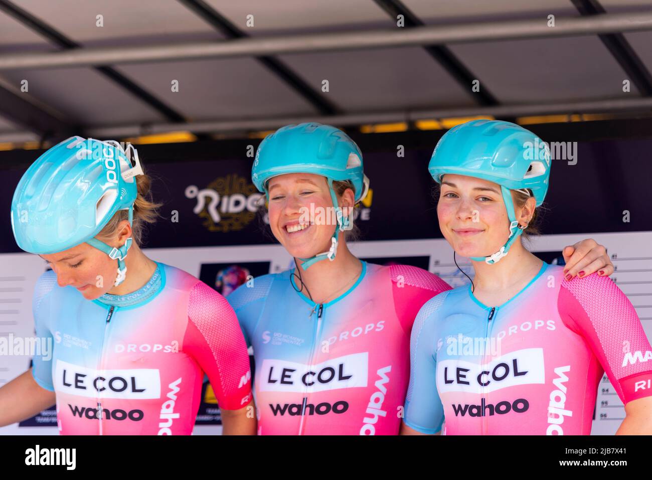 Marjolein van 't Geloof & April Tacey cyclistes de l'équipe du Col Wahoo à la course cycliste internationale RideLondon Classique UCI à Maldon, Essex Banque D'Images Marjolein van 't Geloof & April Tacey cyclistes de l'équipe du Col Wahoo à la course cycliste internationale RideLondon Classique UCI à Maldon, Essex Banque D'Images