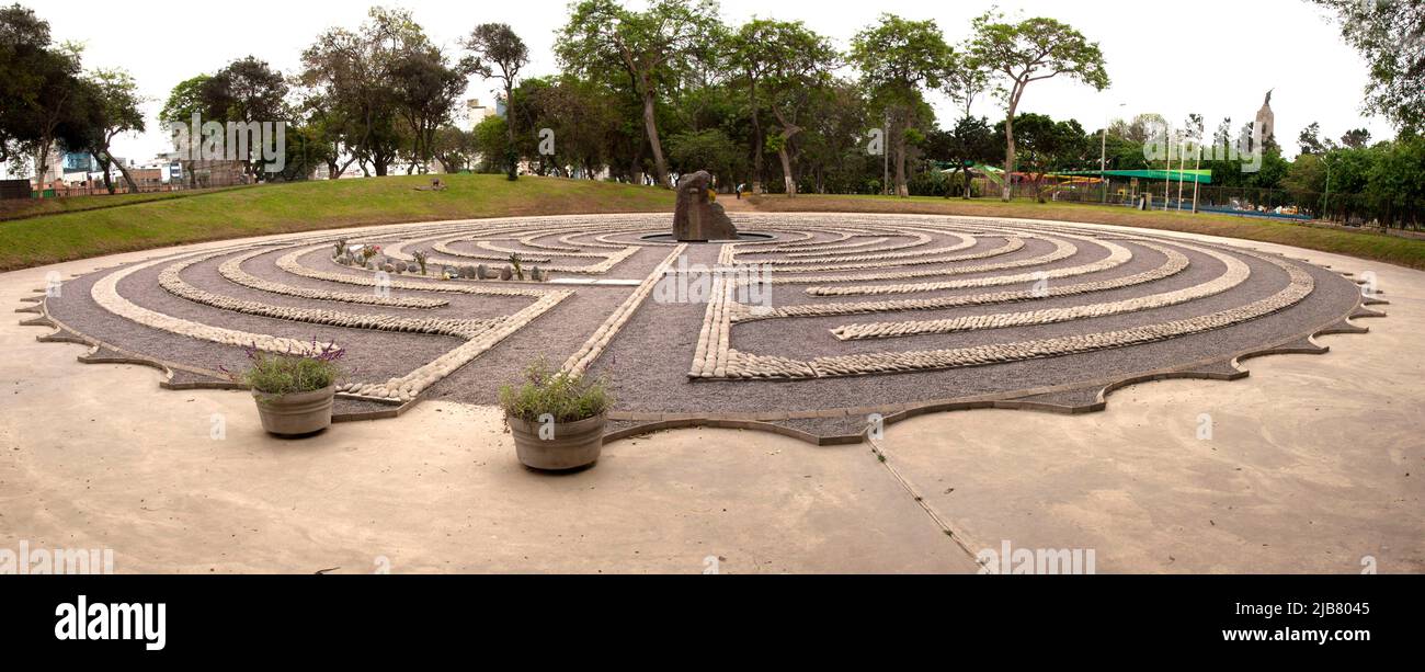 Le "oeil de pleurs" (El ojo que llora), de Lika Mutal, est un mémorial aux victimes de la violence terroriste et de la répression de l'État pendant le conflit armé interne au Pérou entre 1980 et 2000. Elle est entourée d'un labyrinthe circulaire de petites pierres dans lequel les noms des victimes sont gravés avec leur date respective de mort ou de disparition. Banque D'Images