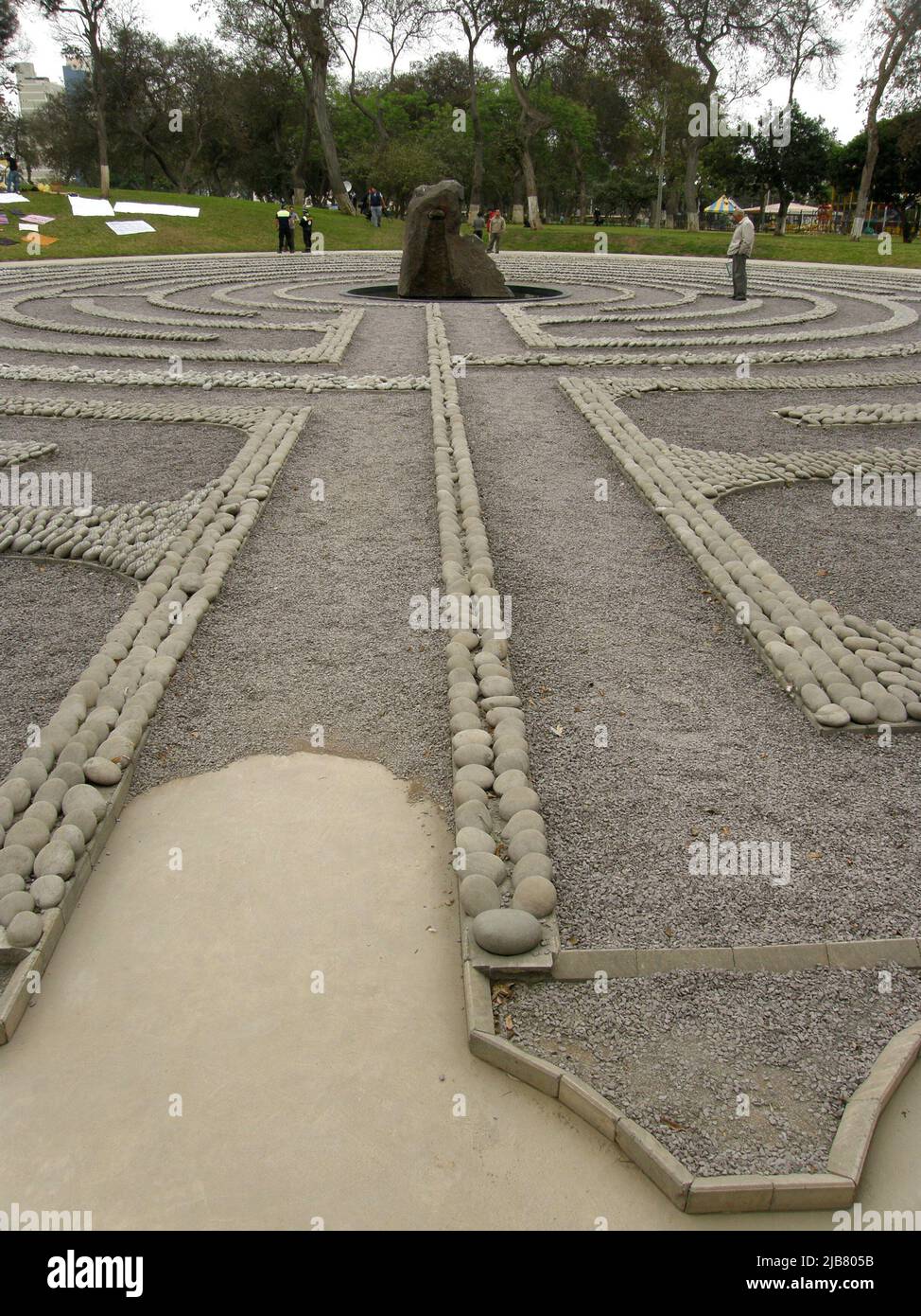 Le "oeil de pleurs" (El ojo que llora), de Lika Mutal, est un mémorial aux victimes de la violence terroriste et de la répression de l'État pendant le conflit armé interne au Pérou entre 1980 et 2000. Elle est entourée d'un labyrinthe circulaire de petites pierres dans lequel les noms des victimes sont gravés avec leur date respective de mort ou de disparition. Banque D'Images