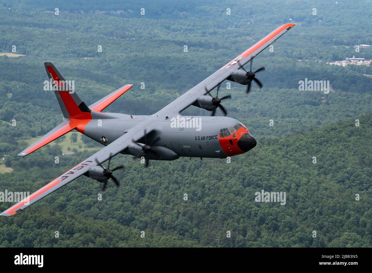 Un C-130J Super Hercules survole le centre de l'Arkansas pendant un vol de formation, 1 juin 2022. La formation était dirigée par le 61st Escadron de transport aérien, qui est un escadron de vol affecté à la plus grande unité C-130 du monde, la 19th Escadre de transport aérien. (É.-U. Photo de la Force aérienne par 1st le lieutenant Charles Rivezzo) Banque D'Images