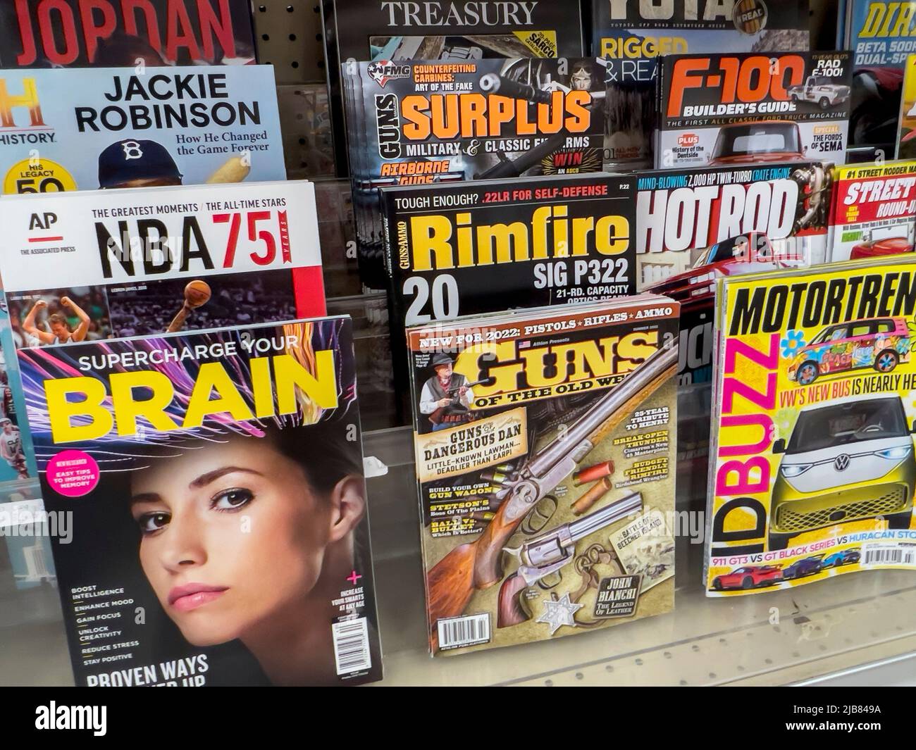 Seattle, WA États-Unis - vers mai 2022 : vue inclinée des magazines d'armes à feu à vendre dans une épicerie Safeway. Banque D'Images