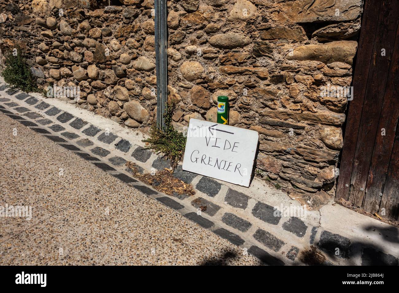 Panneau de rue fait main pour une vente de rue de vide Grenier à Ceps, France Banque D'Images