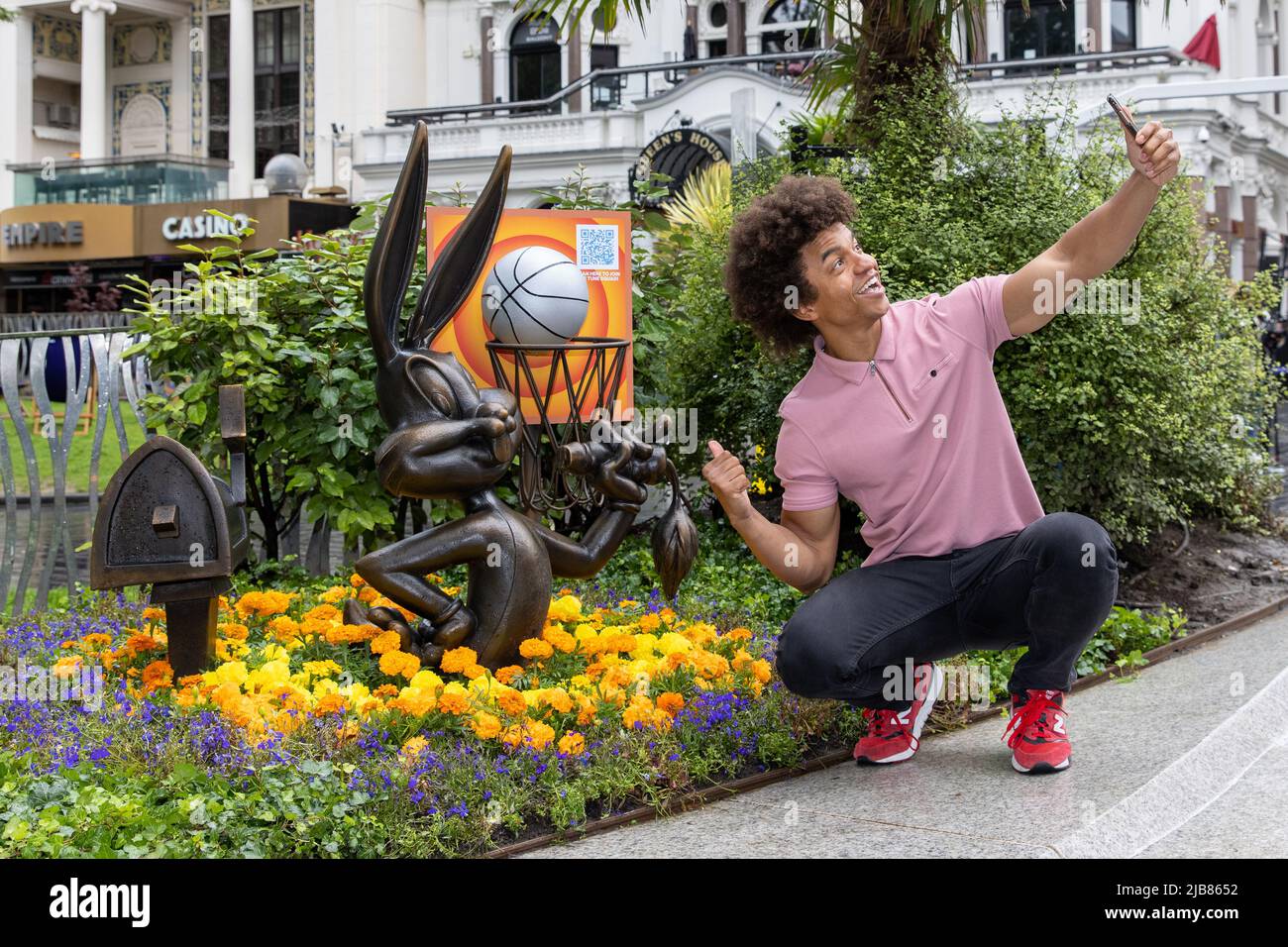 Pour fêter la sortie de Space Jam: A New Legacy, la statue Bugs Bunny de Leicester Square est mise à niveau avec un panier de basket-ball interactif et un superbe motif floral. Le lapin emblématique sera rejoint pour la journée par un défi de basket-ball, alors que les jeunes stars du basket-ball de l'avenir dans les kits Space Jam exécutent des tours et des défis de dribbling et de tir avec: Radzi Chinyanganya où: Londres, Royaume-Uni quand: 06 juillet 2021 crédit: Phil Lewis/WENN Banque D'Images