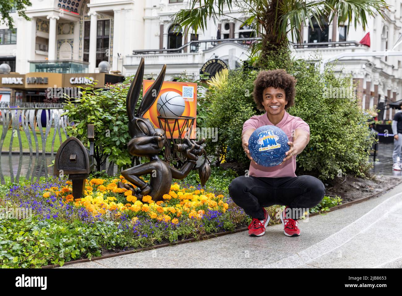 Pour fêter la sortie de Space Jam: A New Legacy, la statue Bugs Bunny de Leicester Square est mise à niveau avec un panier de basket-ball interactif et un superbe motif floral. Le lapin emblématique sera rejoint pour la journée par un défi de basket-ball, alors que les jeunes stars du basket-ball de l'avenir dans les kits Space Jam exécutent des tours et des défis de dribbling et de tir avec: Radzi Chinyanganya où: Londres, Royaume-Uni quand: 06 juillet 2021 crédit: Phil Lewis/WENN Banque D'Images