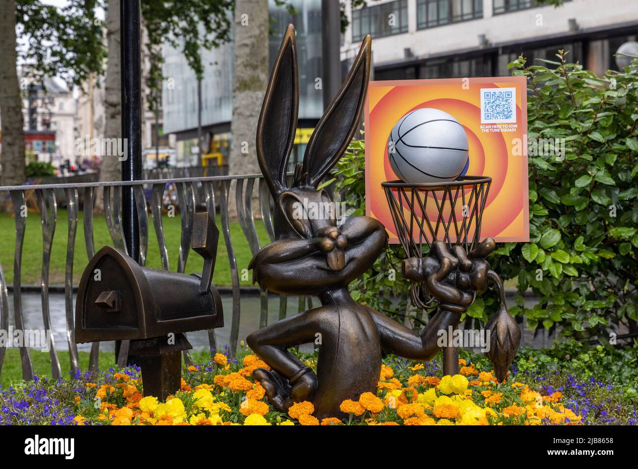 Pour fêter la sortie de Space Jam: A New Legacy, la statue Bugs Bunny de Leicester Square est mise à niveau avec un panier de basket-ball interactif et un superbe motif floral. Le lapin emblématique sera accompagné pour la journée par un défi de basket-ball, alors que les jeunes stars du basket-ball de l'avenir dans les kits Space Jam exécutent des tours et des défis de dribbling et de tir avec: Atmosphère où: Londres, Royaume-Uni quand: 06 juillet 2021 crédit: Phil Lewis/WENN Banque D'Images