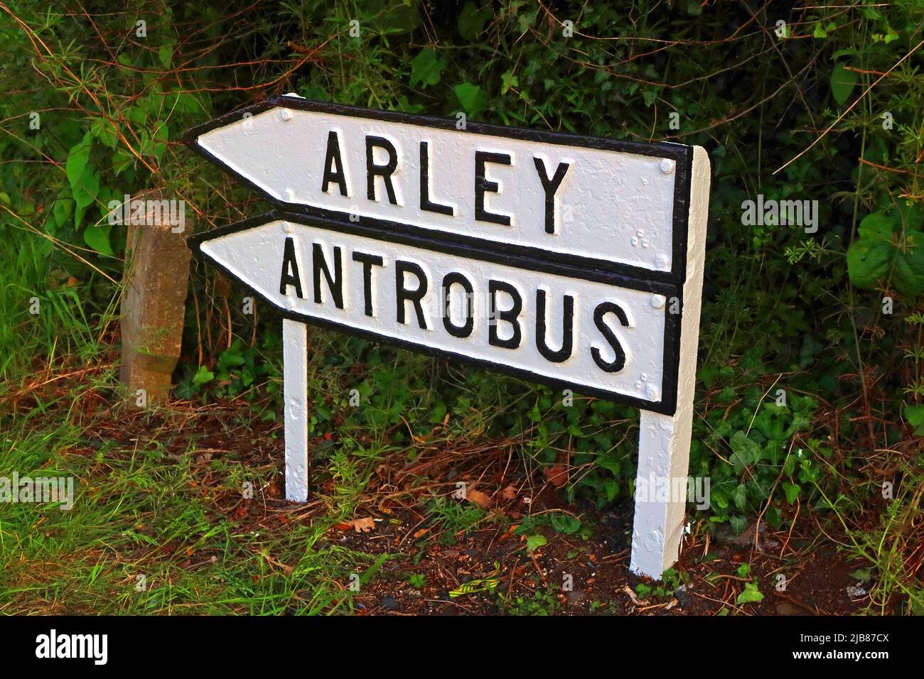 Vieux panneaux routiers à Arley et Antrobus, , Appleton Thorn, Warrington, Cheshire, Angleterre, Royaume-Uni Banque D'Images