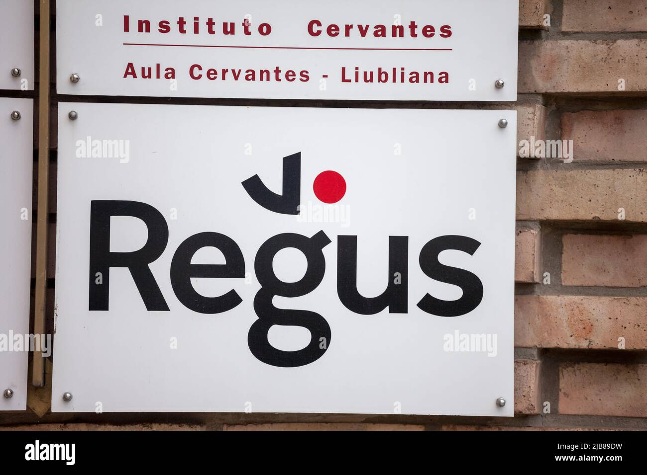 Photo du logo Regus pris à Ljubljana, en Slovénie, sur son bureau principal. Regus, rebaptisé IWG, est une société multinationale Banque D'Images