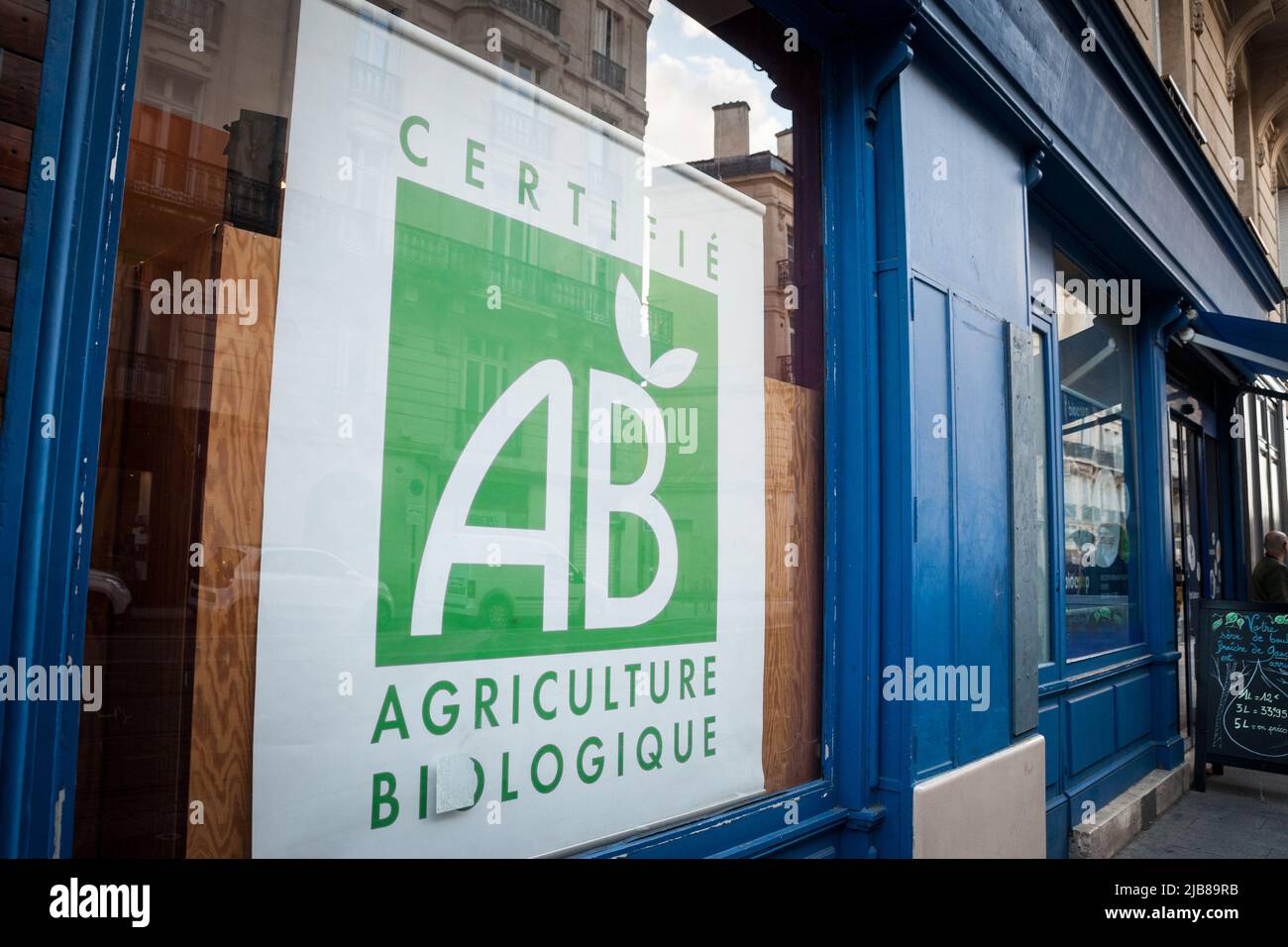 Photo d'un signe d'Agriculture biologique, le logo officiel certifiant une boutique vend des produits biologiques français. Banque D'Images