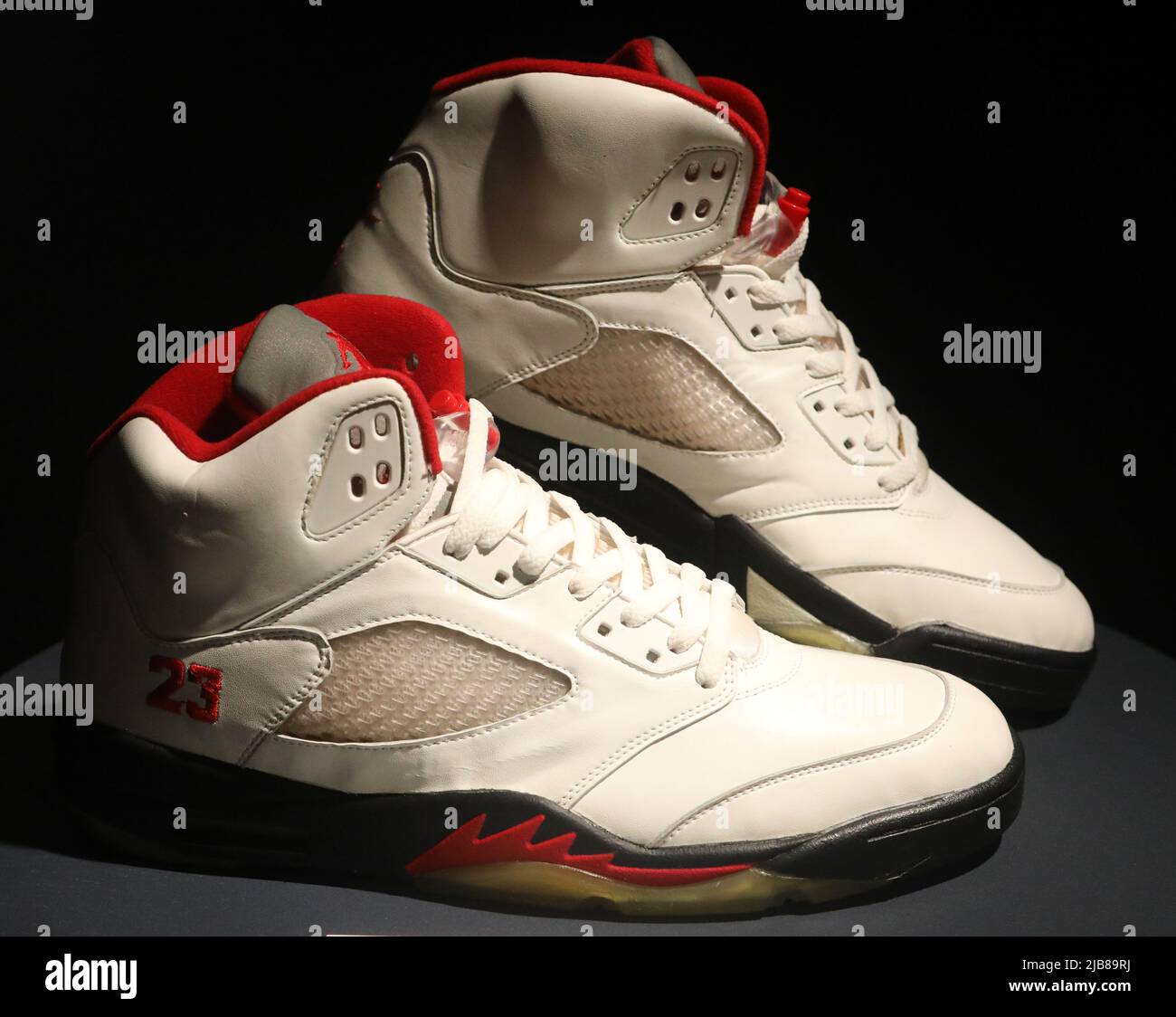 New York, États-Unis. 3rd juin 2022. Une vue d'ensemble des sneakers Nike  Air Jordan V ''˜Fire Red' 1990 exclusives à Michael Jordan Player, vues à  l'avant-première de la presse lors de la