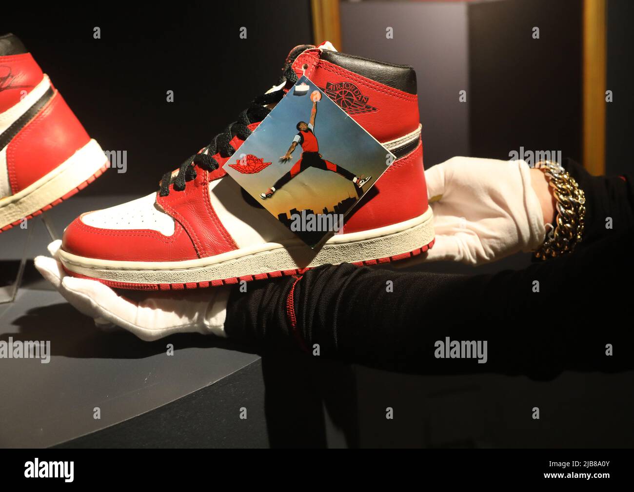 New York, États-Unis. 3rd juin 2022. Un aperçu de la 1985 sneaker Nike Air  Jordan 1 ''˜Chicago' originale signée Michael Jordan Game-Wearing Dual a  été vu lors de l'aperçu de la presse