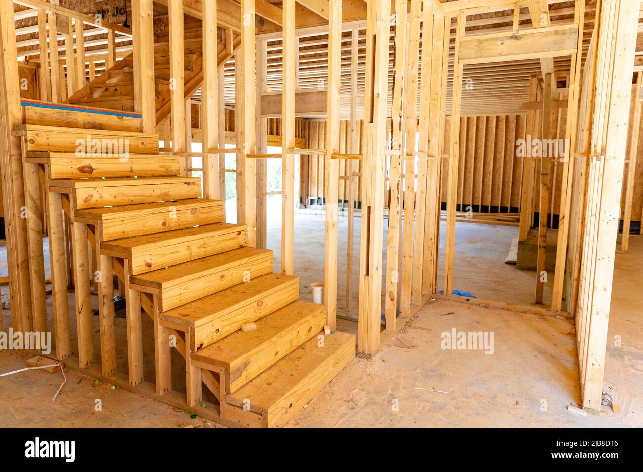 Nouvelle maison construction résidentielle ossature avec escaliers. Banque D'Images