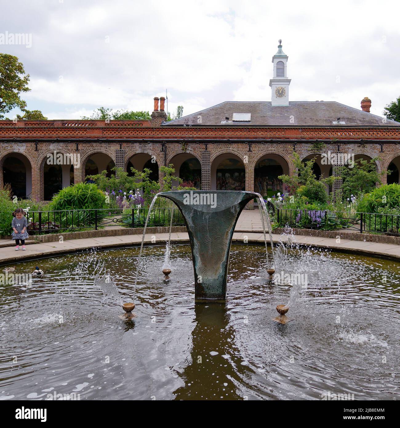 Londres, Grand Londres, Angleterre, 28 mai 2022 : fontaine avec l'Orangerie et tour derrière le parc Holland dans la région de Kensington. Banque D'Images