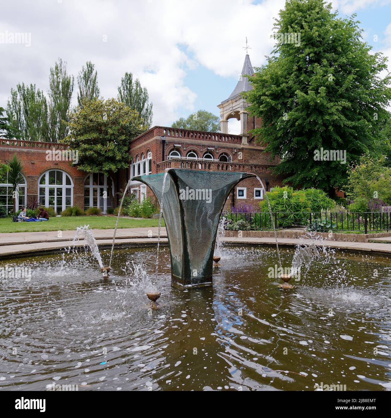 Londres, Grand Londres, Angleterre, 28 mai 2022 : fontaine avec l'Orangerie et tour derrière le parc Holland dans la région de Kensington. Banque D'Images