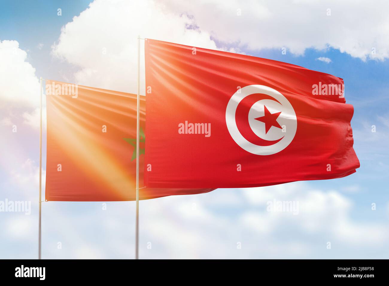 Ciel bleu ensoleillé et drapeaux de la tunisie et du maroc Banque D'Images