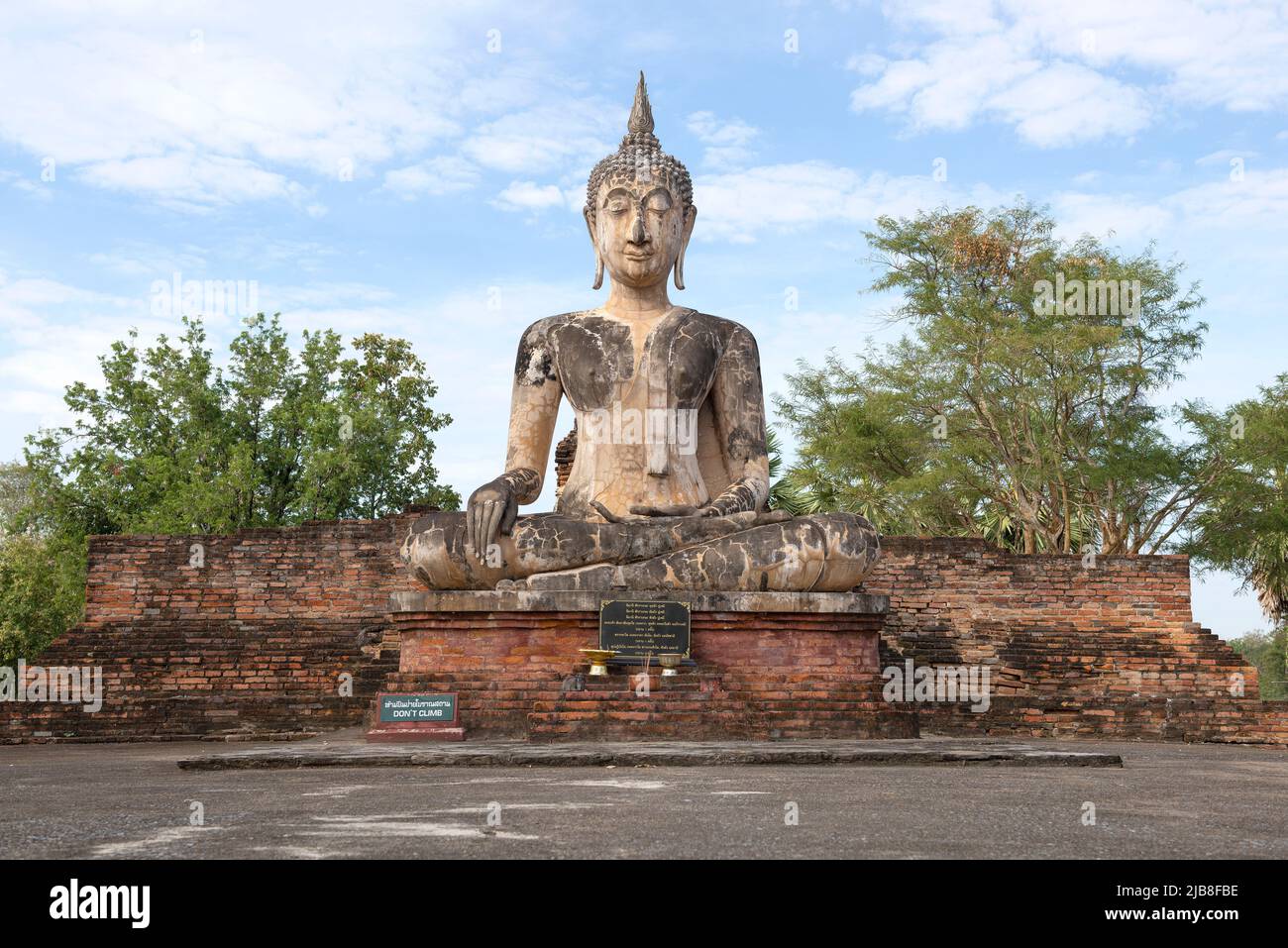 SUKHOTHAI, THAÏLANDE - 24 DÉCEMBRE 2018 : sculpture d'un Bouddha assis sur les ruines de l'ancien temple bouddhiste Wat Mae Chon Banque D'Images