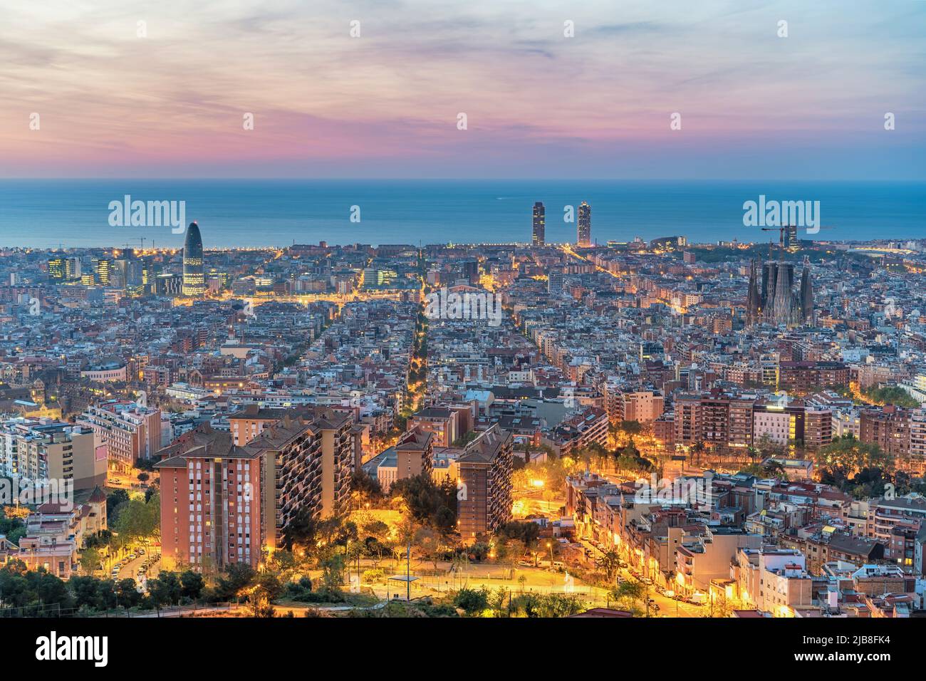 Barcelone Espagne, vue panoramique nocturne de la ville depuis Bunkers del Carmel Banque D'Images
