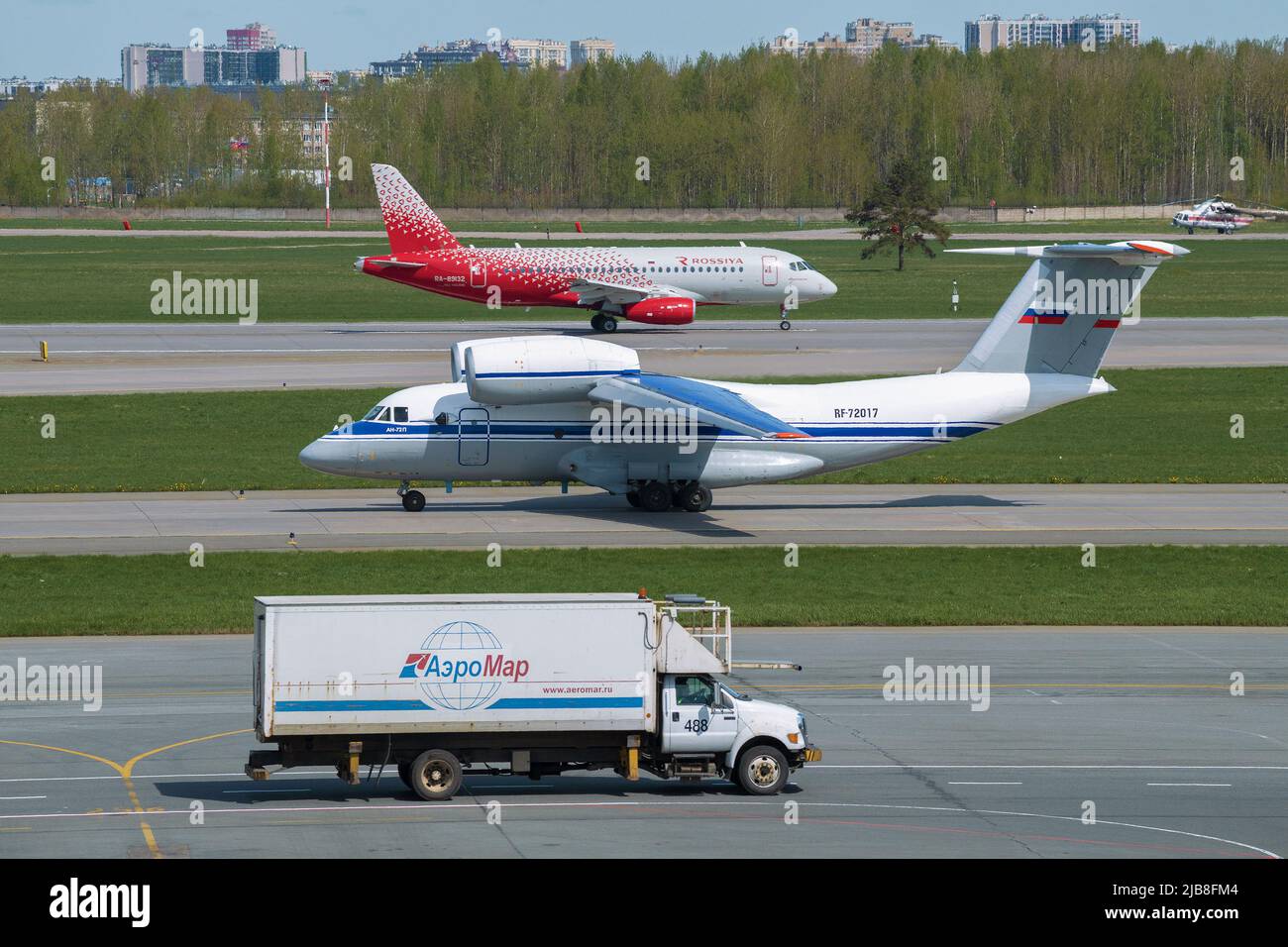 SAINT-PÉTERSBOURG, RUSSIE - 20 MAI 2022 : sur le terrain d'aviation de l'aéroport de Pulkovo le jour de mai Banque D'Images