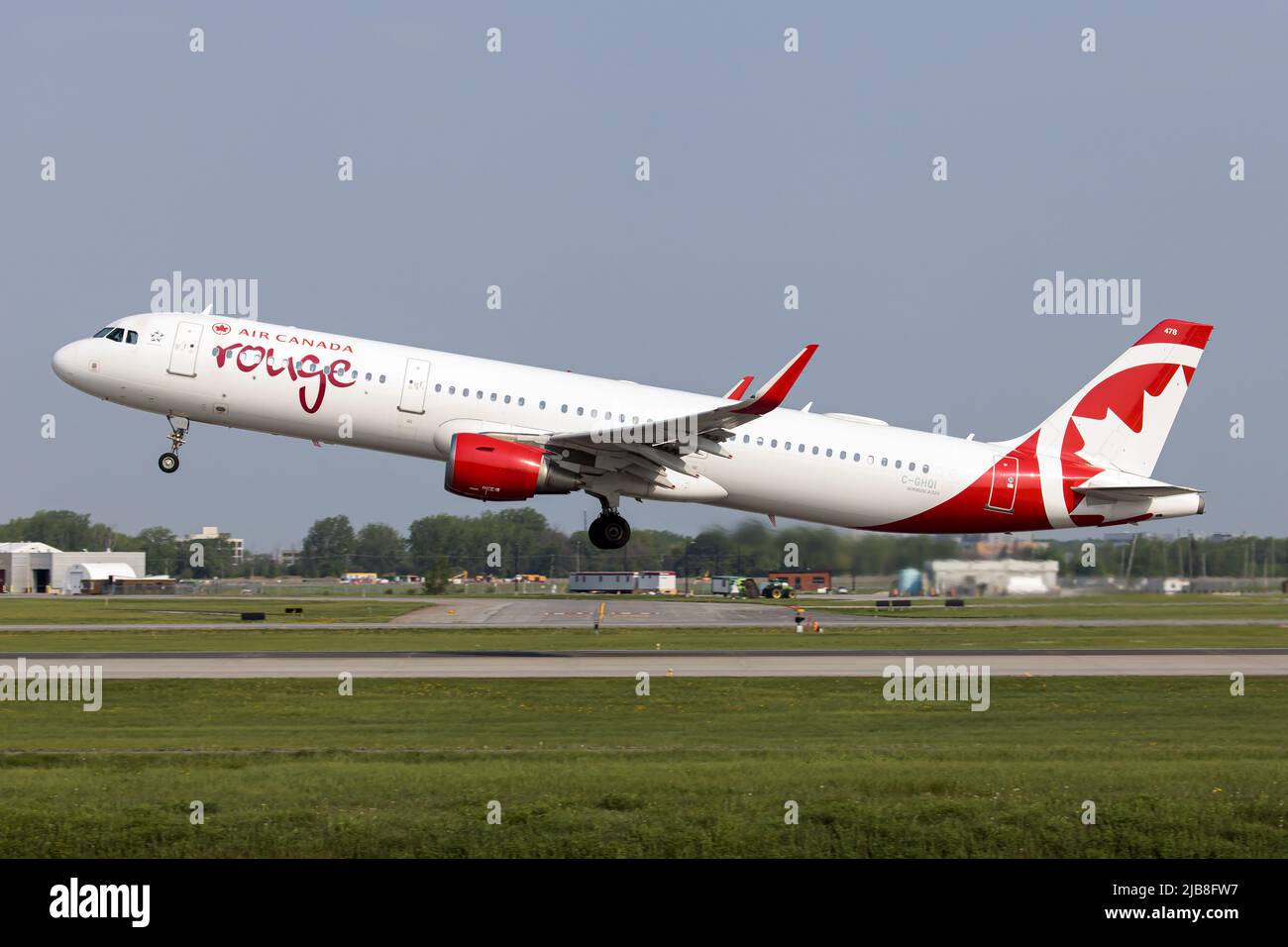 Un Airbus 321 d'Air Canada Rouge débarque à l'aéroport international Pierre Elliott Trudeau de Montréal. Air Canada Rouge, rouge est une compagnie aérienne et une filiale à bas prix d'Air Canada. Il est entièrement intégré aux réseaux de la ligne principale d'Air Canada et d'Air Canada Express. Banque D'Images