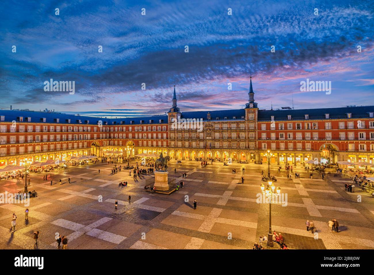 Madrid Espagne, vue aérienne nuit ville horizon à la Plaza Mayor Banque D'Images