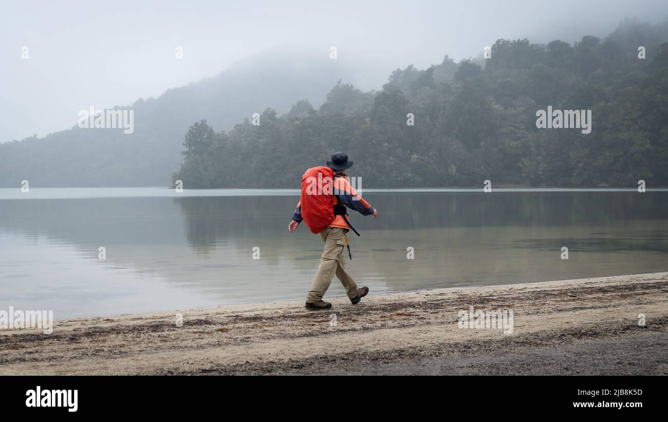Promenade le long du lac Rotopounamu sous la pluie, parc national de Togariro, centre de l'île du Nord. Banque D'Images