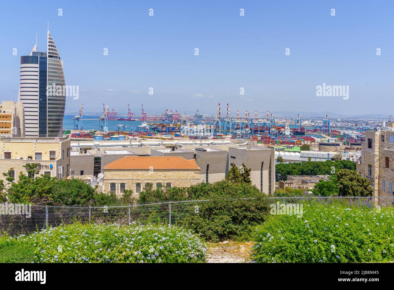 Haïfa, Israël - 02 juin 2022 : vue sur le centre-ville et le port, depuis le quartier Hadar Hacarmel, Haïfa, nord d'Israël Banque D'Images