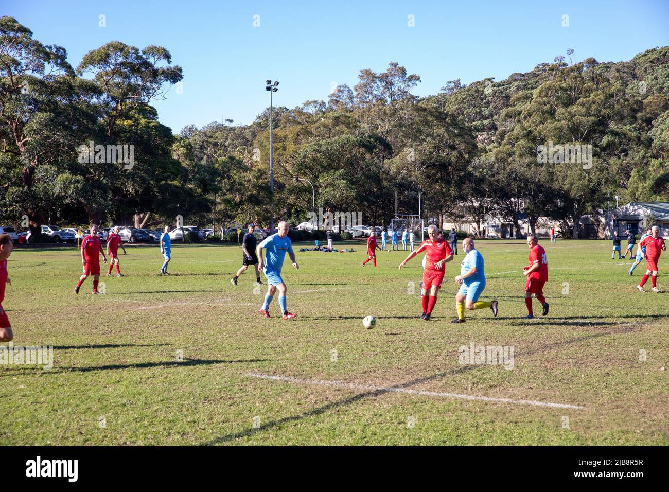 Football amateur jeu de football pour les hommes seniors au Balmoral Oval à Mosman, Sydney, Australie sur un ciel bleu hiver jour Banque D'Images