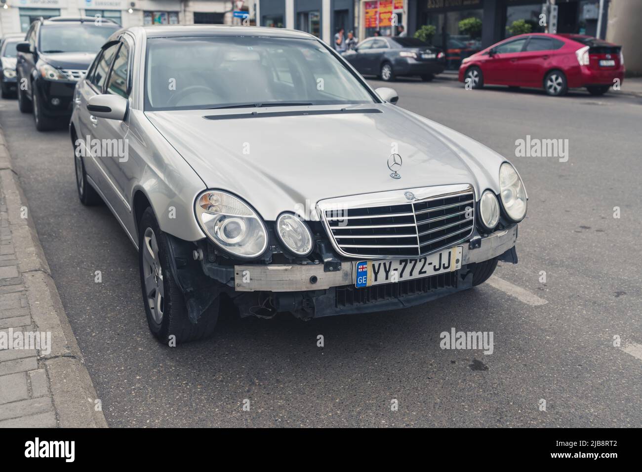 16.05.2022. Kutaisi, Géorgie. Mercedes Benz sans pare-chocs dans la rue. Photo de haute qualité Banque D'Images