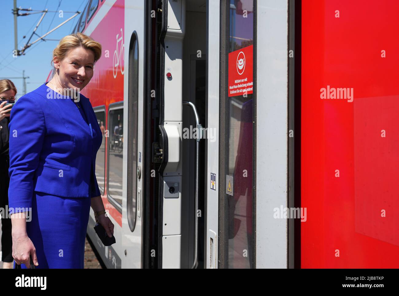 Potsdam, Allemagne. 03rd juin 2022. Franziska Giffey (SPD), maire de Berlin, est à bord du train régional en direction de Francfort (Oder) après une conférence de presse sur le « Sommet ferroviaire Berlin-Brandebourg ». Crédit : Soeren Stache/dpa/Alay Live News Banque D'Images