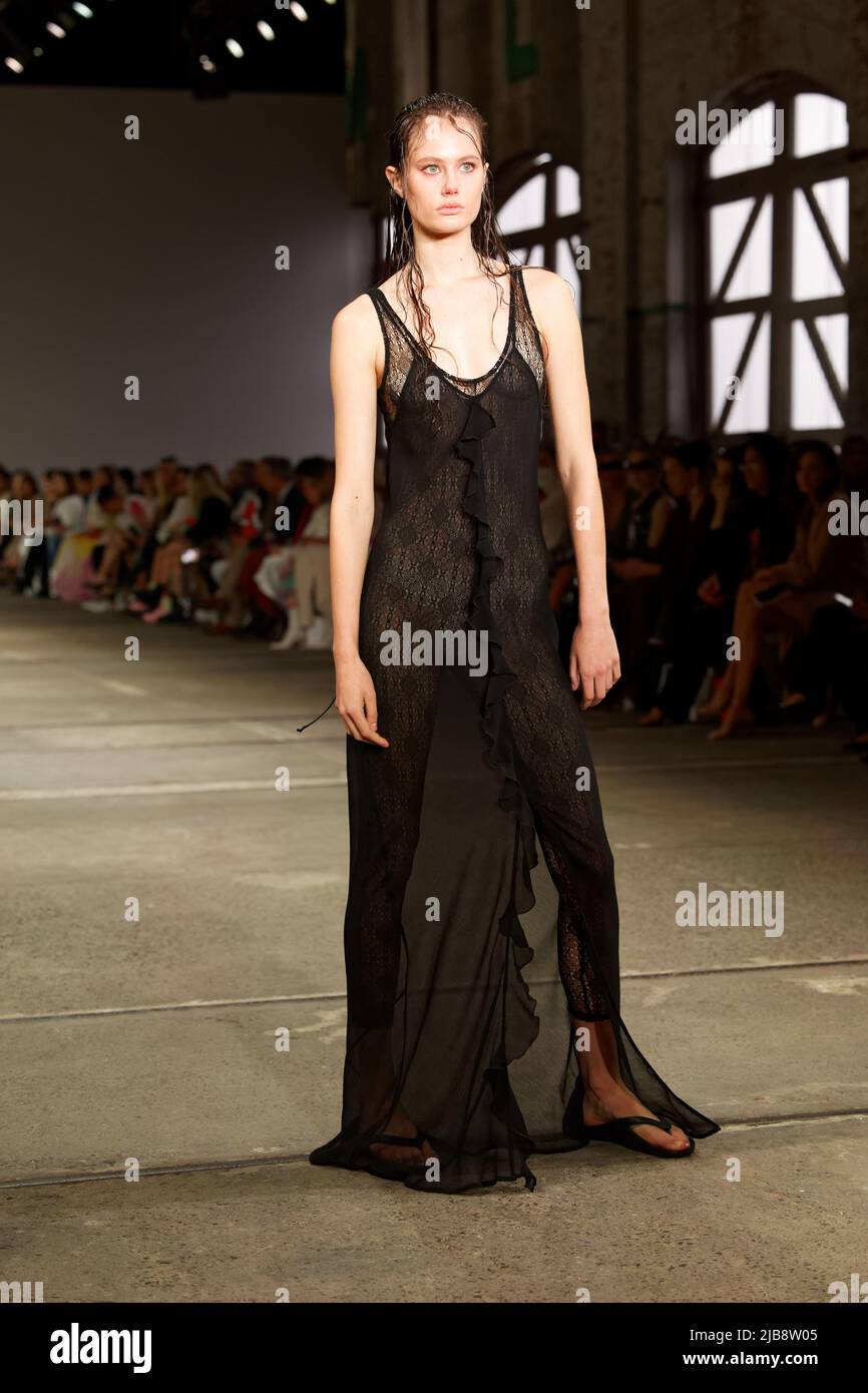 Un modèle marche sur la piste pendant le spectacle DE KARLA SPETIC pendant la Afterpay Australian Fashion week 2022 à Carriageworks on 11 mai 2022 à Sydney, Aus Banque D'Images