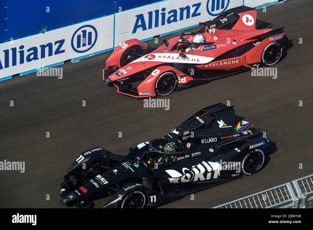 Jakarta, Indonésie. 4th juin 2022. Lucas Di Grassi (ci-dessous) de Rockit Venturi Racing, du brésilien et Oliver Askew d'Avalanche Andretti, des États-Unis, concourent lors du championnat ABB de Formule-E JAKARTA E-Prix Round Nine en pratiquant gratuitement au circuit international de Jakarta E-Prix (JIEC) à Jakarta, Indonésie, 4 juin 2022. Credit: Agung Kuncahya B./Xinhua/Alay Live News Banque D'Images