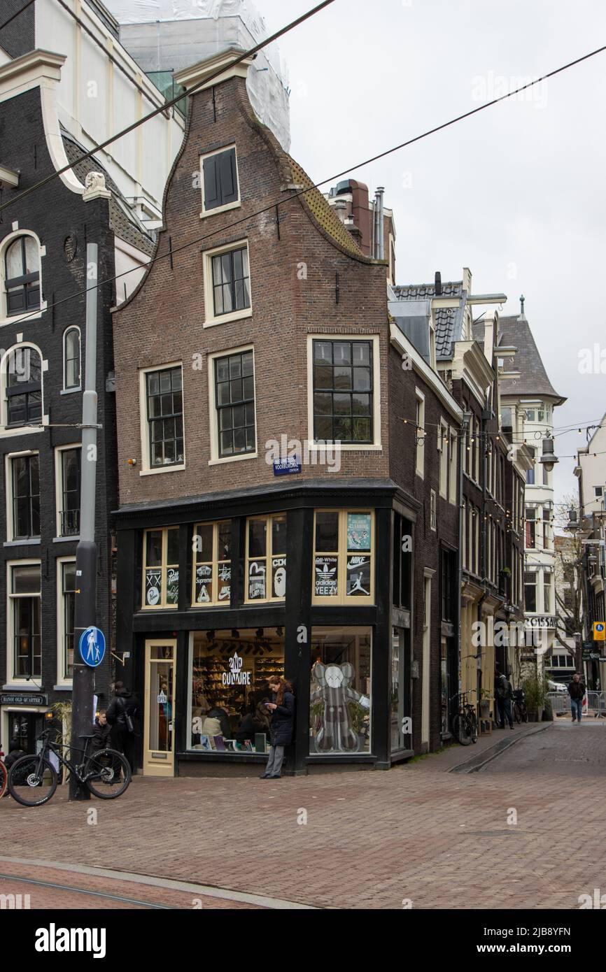 Maison tortueuse dans la vieille ville d'Amsterdam. Nieuwezijds Vorburgwal. Banque D'Images