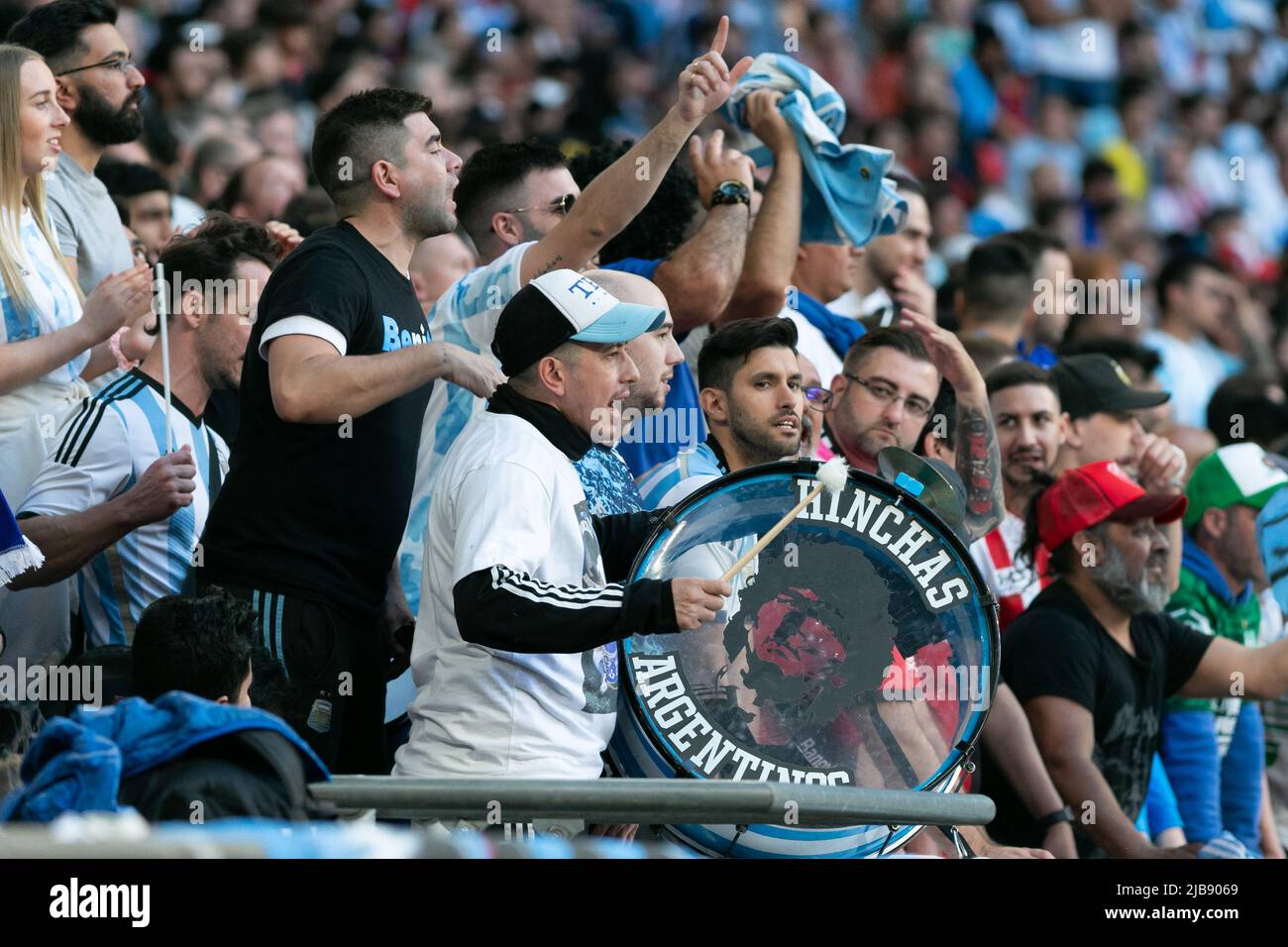 Les supporters de l'Argentine chantent pendant le match Italie contre Argentine - Finalissima 2022 au stade Wembley sur 1 juin 2022 à Londres, Angleterre.(MB Media) Banque D'Images