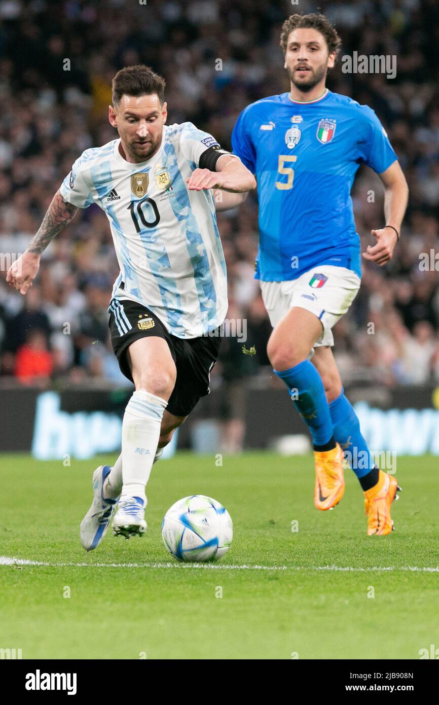 Lionel Messi (c) de l'Argentine s'éloigne de Manuel Locatelli de l'Italie pendant le match Italie / Argentine - Finalissima 2022 au stade Wembley sur 1 juin 2022 à Londres, Angleterre.(MB Media) Banque D'Images