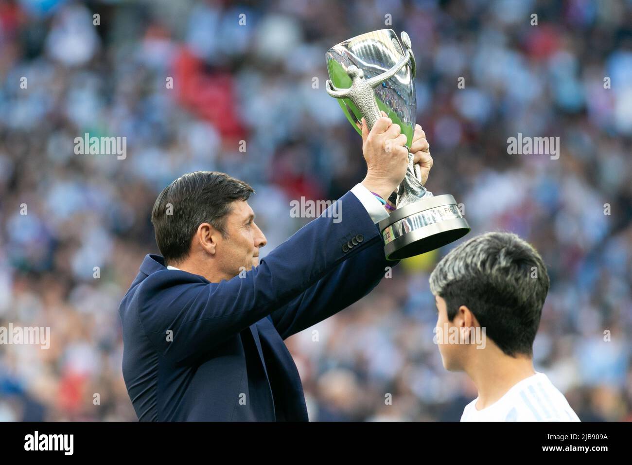 Finalissima Cup est levée par Javier Adelmar Zanetti, ancien joueur de l'Argentine avant l'Italie contre l'Argentine - Finalissima 2022 match au stade Wembley sur 1 juin 2022 à Londres, Angleterre.(MB Media) Banque D'Images