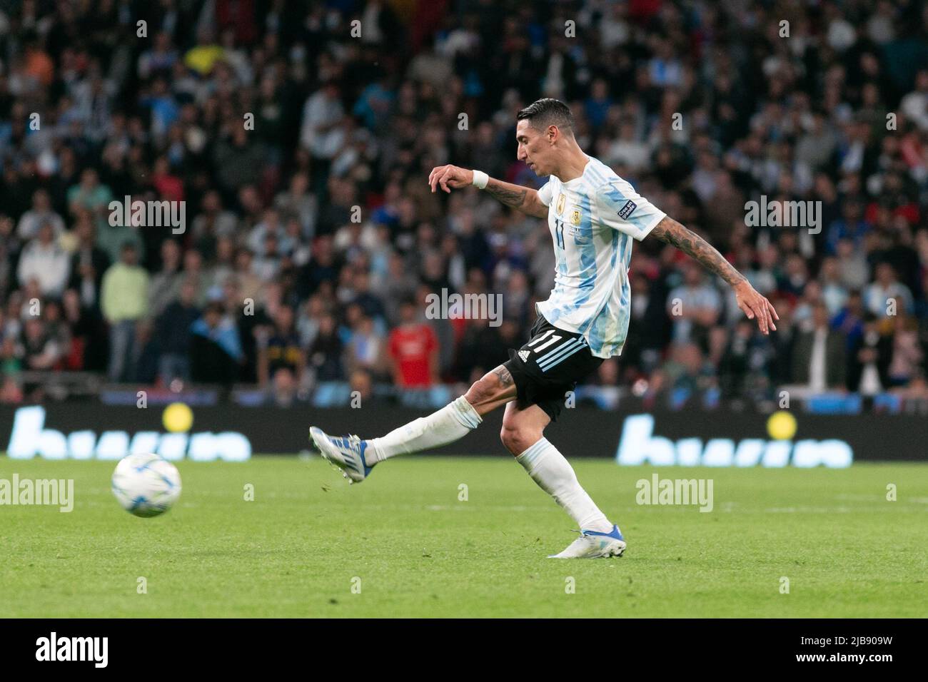 Angel Di María d'Argentine passe le ballon pendant le match Italie contre Argentine - Finalissima 2022 au stade Wembley sur 1 juin 2022 à Londres, Angleterre.(MB Media) Banque D'Images